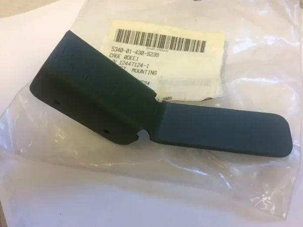 M998 C-PILLAR R.H MOUNTING BRACKET 12447124-1, 5340-01-430-9239 NOS